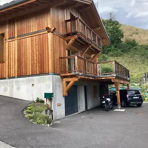 Un Dans Notre Apartment